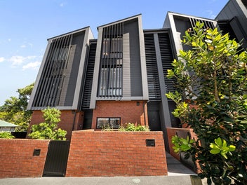 4/11 Western Springs Road, Morningside, Auckland