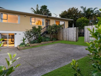 2/63 John Downs Drive, Browns Bay, Auckland