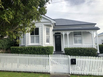 13 Roslyn Terrace, Stanley Point, Auckland