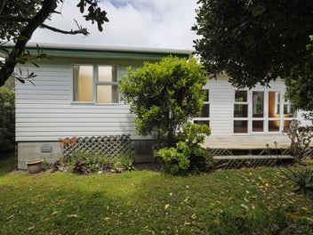 8 Estuary Street, Karori