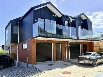 8/233 Great North Road, Henderson, Auckland