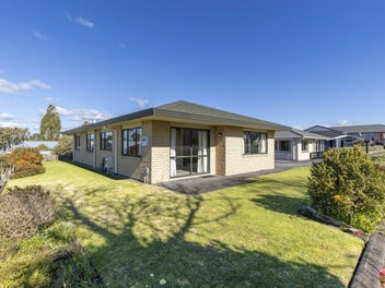 2/16 Sandel Rise, Merrilands, New Plymouth