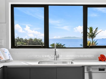 2/14 CLIFTON RD, Waiake, Auckland