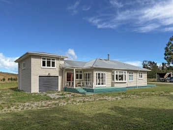 5669 West Coast Road, Springfield, Springfield