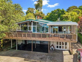 12 Raroa Terrace, Waiatarua, Auckland