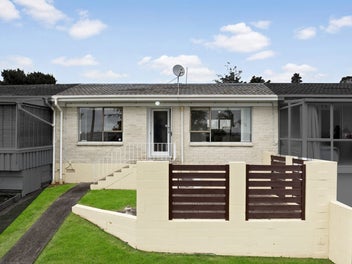 2/1 Flagstaff Place, Massey, Auckland