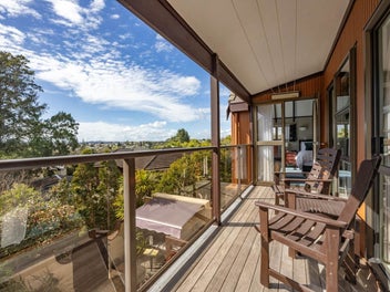 3/8 West Lynn Road, Titirangi, Auckland