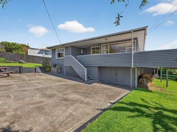 1/664 East Coast Road, Pinehill, Auckland