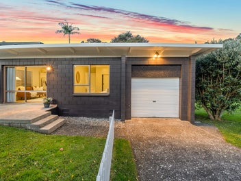 1/2 Wyvern Place, Glenfield, Auckland