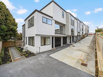 2/88 Te Atatu Road, Te Atatu South, Auckland