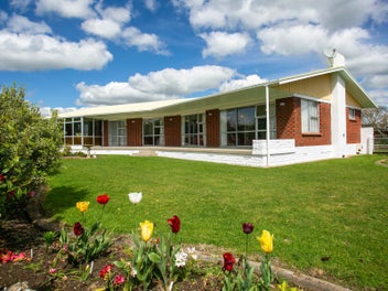 1 Woodstock Crescent, Leamington, Cambridge