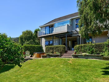 8 Cheviot Road, Lowry Bay, Lower Hutt