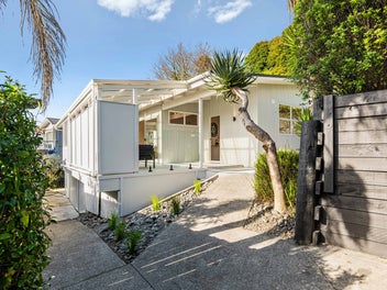 2/1C Bank Street, Hillcrest, Auckland