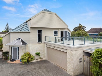 2/3 Hostel Access Road, Eastern Beach, Auckland