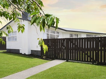 10 Pamela Place, Deanwell, Hamilton