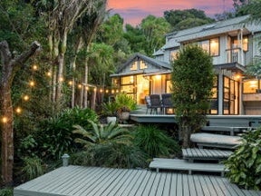 10 Raroa Terrace, Waiatarua, Auckland