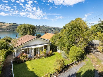 16 Adderley Terrace, Ravensbourne, Dunedin