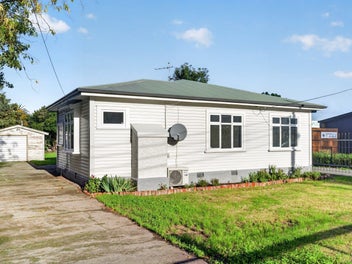 176 High Street North, Carterton