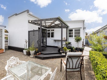 401 Willowpark Road North, Hastings