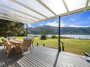 1755 Queen Charlotte Drive, Picton