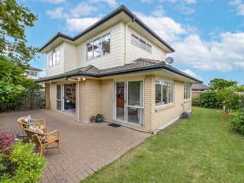 2/8 Tolben Place, Golflands, Auckland