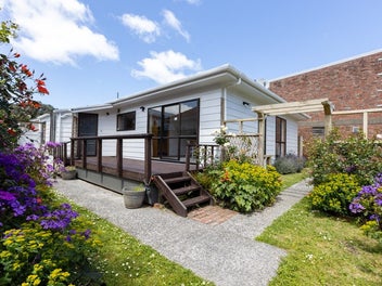 2/184 The Parade, Island Bay, Wellington