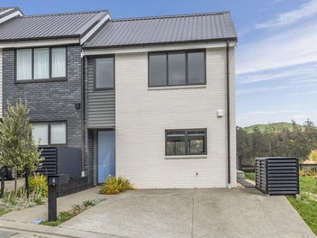 16 Bee Lane, Whitby, Porirua