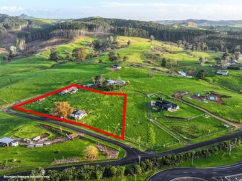8 Old Barn Road, Waitakaruru, Ngatea