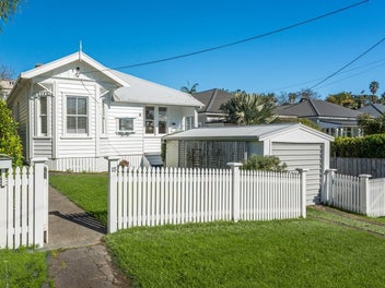 15 Rutland Road, Stanley Point, Auckland