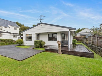 8B Rossgrove Terrace, Mount Albert, Auckland
