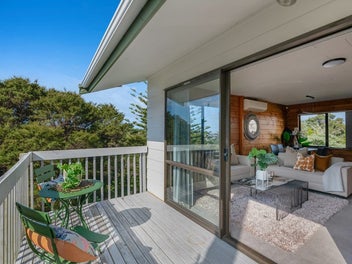 16 Noeleen Street, Glenfield, Auckland