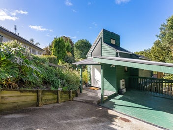 2/7 Almadale Place, Hillcrest, Auckland
