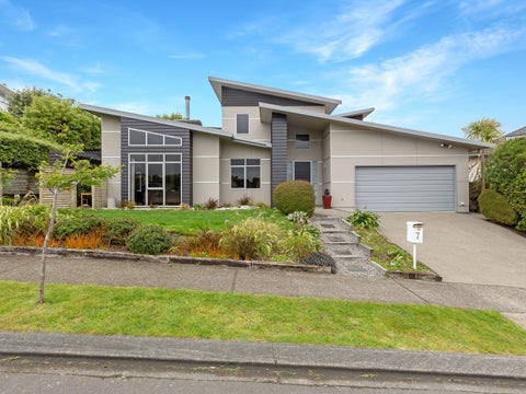 7 Resolution Drive, Whitby, Porirua