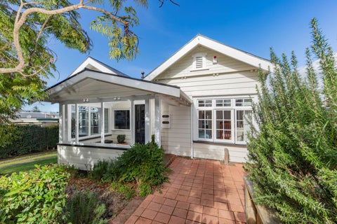 1 Applewood Drive, Henderson, Auckland