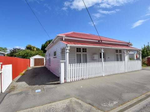 212 High Street South, Carterton