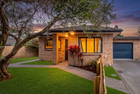 6/11 Lawford Place, Mangere, Auckland