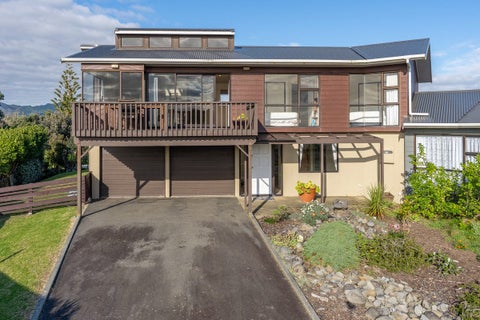 18 Ara Kuaka, Waikanae Beach, Waikanae