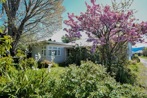 320 High Street South, Carterton