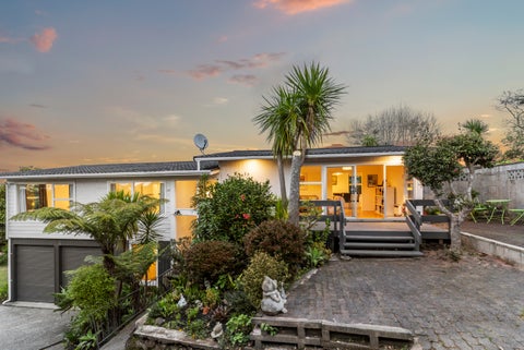 18 Easton Park Parade, Glenfield, Auckland