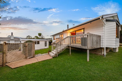 2/59 Fairclough Road, Beach Haven, Auckland
