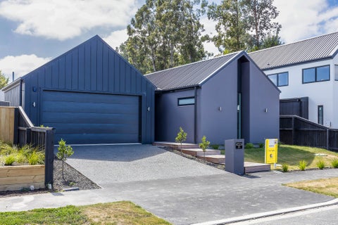 40 Collins Road East, Lincoln