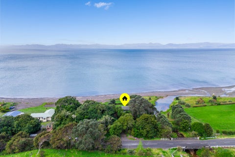 1736 East Coast Road, WHAKATIWAI, MIRANDA