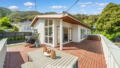 215 Whites Line, WAIWHETU, LOWER HUTT