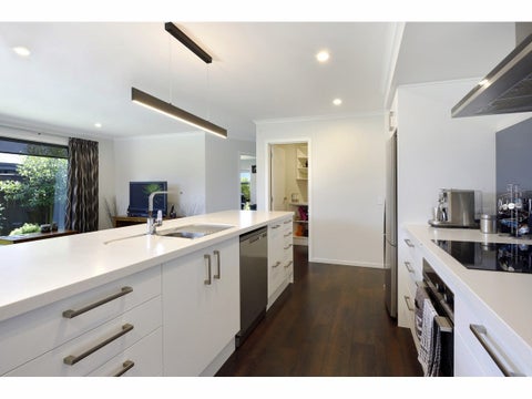 16 Hart Road, Richmond