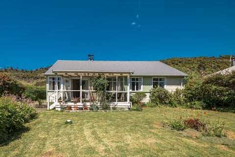6 Main Road, Ngakawau, Hector