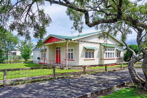 198 High Street South, Carterton