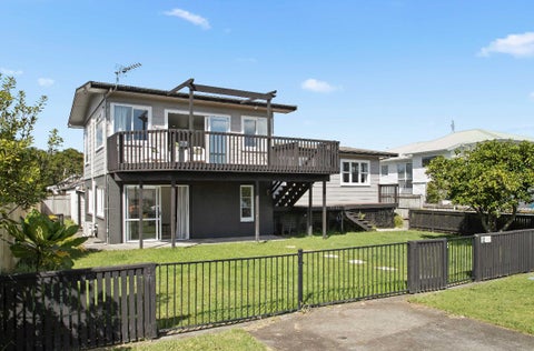 11 Crispe Road, Clarks Beach, Clarks Beach