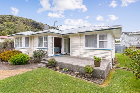 6 Brazier Grove, Paraparaumu