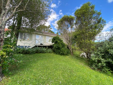 1/2 Derwent Crescent, Titirangi, Auckland