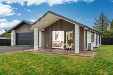 44 Constitution Avenue, Milton